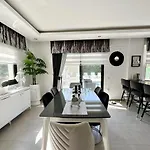 Serenity Hideaway Hisaroenue וילה