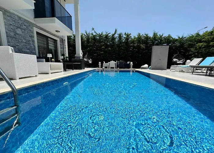 Serenity Hideaway Hisaroenue فيلة فتحية