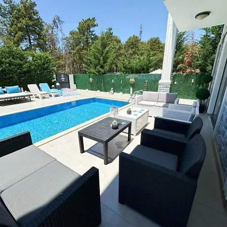 Serenity Hideaway Hisaroenue Villa *