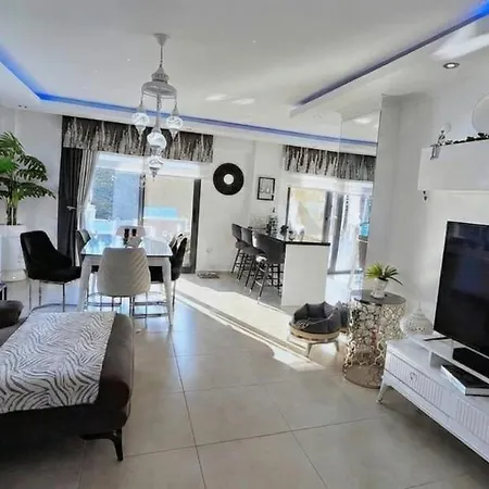 Serenity Hideaway Hisaroenue Villa *